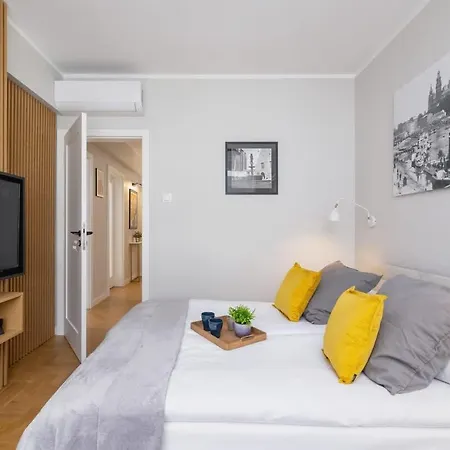 Warszauera Z Klimatyzacja Na Krakowskim Kazimierzu By Renters *