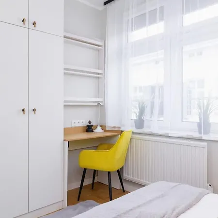 Warszauera Z Klimatyzacja Na Krakowskim Kazimierzu By Renters *